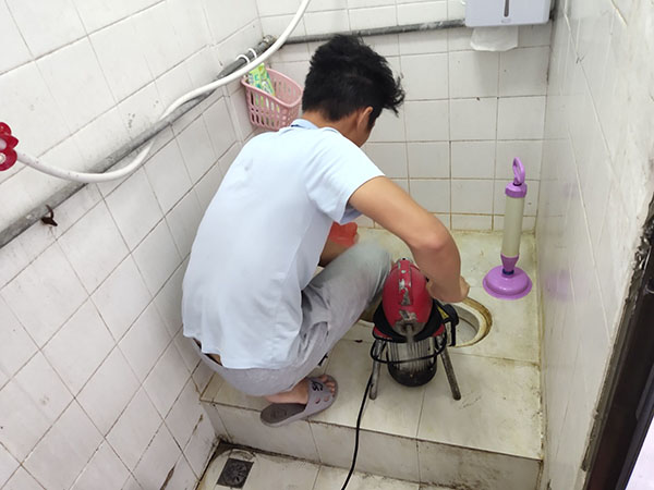 新余管道堵塞冒臭气 专业师傅现场解决问题