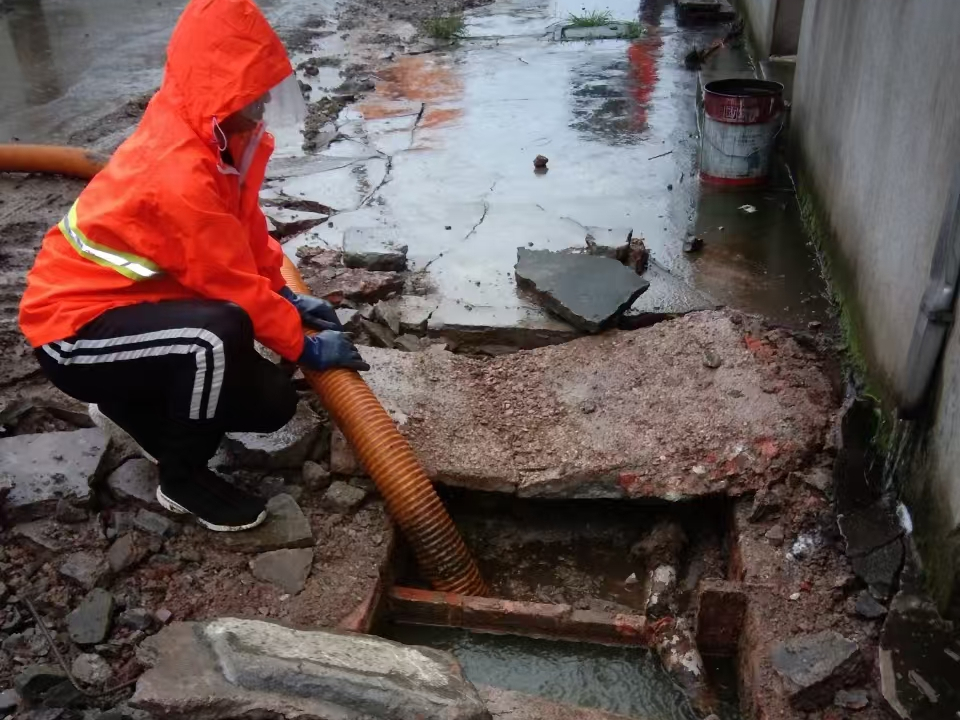 新余专业清理污水池 炜誉市政以规范流程守护城市 “肠道”