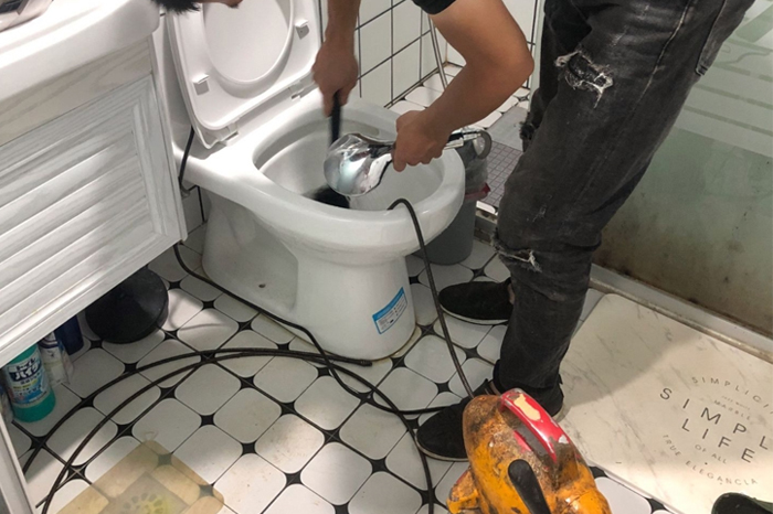 新余马桶堵塞自己疏通还是找师傅?专业上门服务让你省时更省心